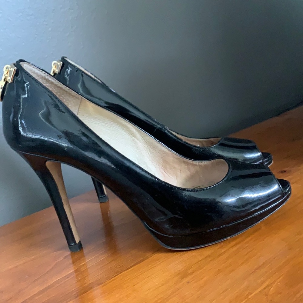 Michael kors pumps gold locks on heels